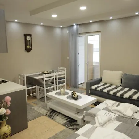 Alexandra Apartment *